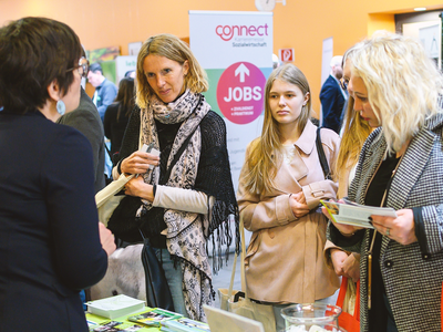Menschen am Messestand