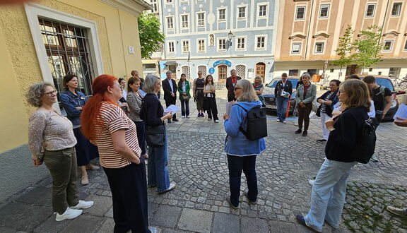 Interessiertes Publikum beim Stadtrundgang am Tag der Arbeitslosen 2025