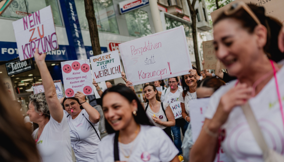 Frauen sind auf eine Demo und halten Schilder