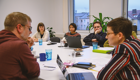 Menschen am Besprechungstisch
